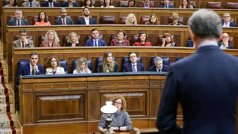 Pedro Sánchez escucha la intervención de Alberto Núñez Feijóo durante una sesión de control al Gobierno en el Congreso. Pedro Sánchez escucha la intervención de Alberto Núñez Feijóo durante una sesión de control al Gobierno en el Congreso.