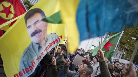 Un grupo de kurdos portando banderas e imágenes del encarcelado líder del Partido de los Trabajadores del Kurdistán (PKK), Abdulá Ocalan, durante una protesta frente a la Embajada de Turquía en Polonia. Un grupo de kurdos portando banderas e imágenes del encarcelado líder del Partido de los Trabajadores del Kurdistán (PKK), Abdulá Ocalan, durante una protesta frente a la Embajada de Turquía en Polonia.