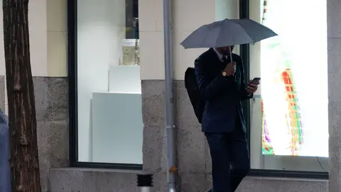 Personas con paraguas bajo la lluvia. Personas con paraguas bajo la lluvia.