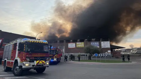 Se desata un incendio en una nave de 12.000 metros cuadrados de un polígono de Fuenlabrada Se desata un incendio en una nave de 12.000 metros cuadrados de un polígono de Fuenlabrada