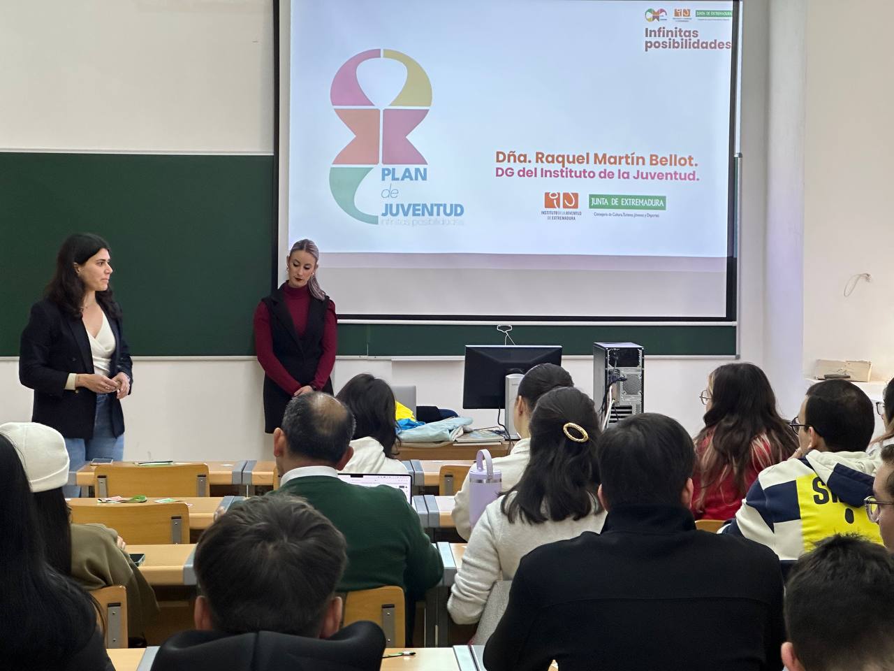 Una veintena de alumnos de la UEx protagoniza una de las sesiones de debate del futuro VIII Plan de Juventud Una veintena de alumnos de la UEx protagoniza una de las sesiones de debate del futuro VIII Plan de Juventud