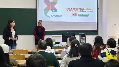 Una veintena de alumnos de la UEx protagoniza una de las sesiones de debate del futuro VIII Plan de Juventud Una veintena de alumnos de la UEx protagoniza una de las sesiones de debate del futuro VIII Plan de Juventud