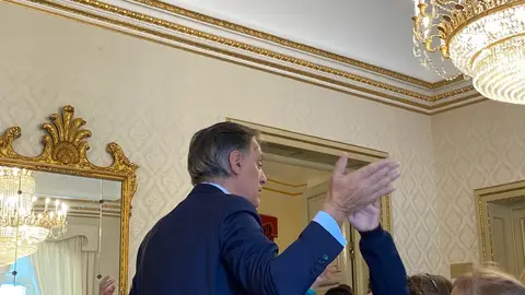 El primer edil, junto a varios niños El primer edil, junto a varios niños