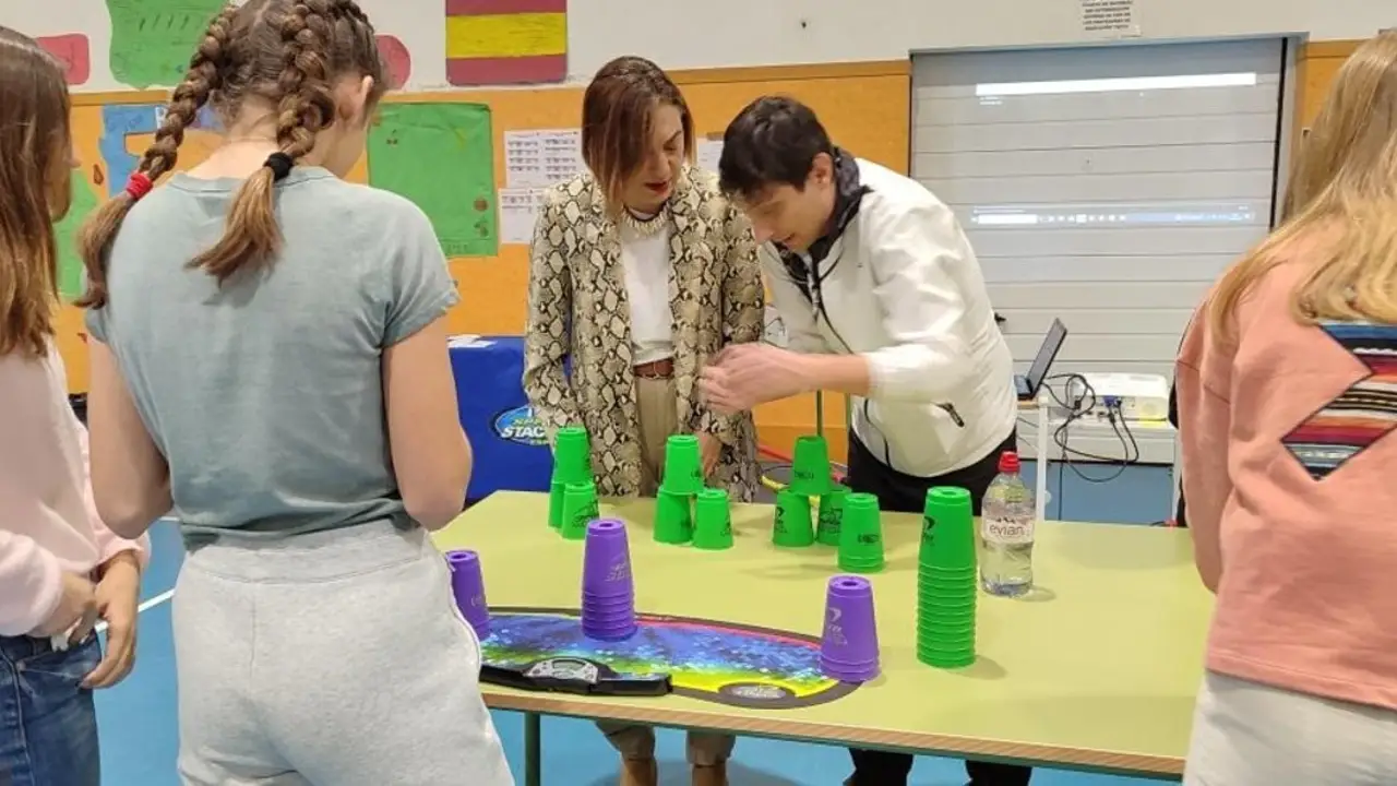 Competición de Stacking con alumnos de la asociación Utrillo Competición de Stacking con alumnos de la asociación Utrillo