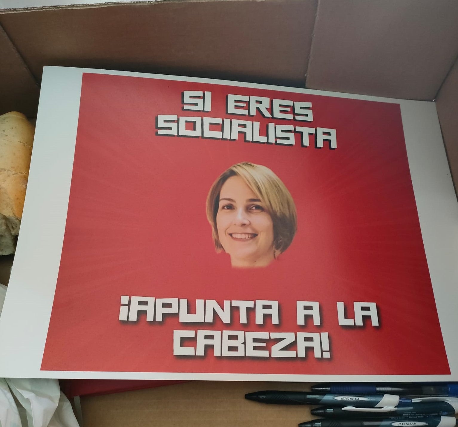 Identificada la persona responsable del cartel con una imagen de la alcaldesa de La Solana acompaña de la frase "Si eres socialista, ¡apunta a la cabeza!" Identificada la persona responsable del cartel con una imagen de la alcaldesa de La Solana acompaña de la frase "Si eres socialista, ¡apunta a la cabeza!"