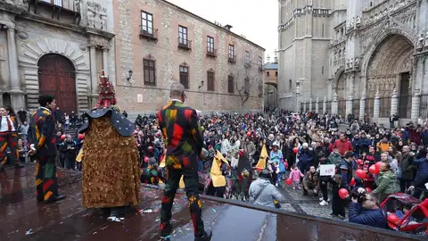 Momento del entierro de la sardina en la Plaza del Ayuntamiento. Momento del entierro de la sardina en la Plaza del Ayuntamiento.
