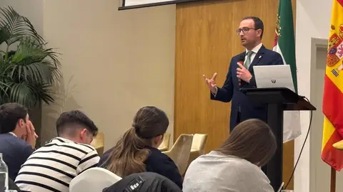 La Junta ensalza las nuevas tecnologías y la formación como herramientas para los jóvenes que trabajen en el campo La Junta ensalza las nuevas tecnologías y la formación como herramientas para los jóvenes que trabajen en el campo