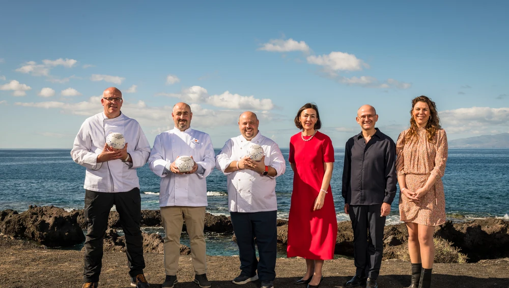 Pedro Hernández (El Duende del Fuego), Carlos Echapresto (Venta Moncalvillo), Jordi Esteve (Nectari), Ana Rodríguez Castaño (sec. gen. Recursos Agrarios y Seguridad Alimentaria), José Miguel Herrero (dir gen. Industria Alimentaria) y María Ritter (dir. Guía Repsol). Pedro Hernández (El Duende del Fuego), Carlos Echapresto (Venta Moncalvillo), Jordi Esteve (Nectari), Ana Rodríguez Castaño (sec. gen. Recursos Agrarios y Seguridad Alimentaria), José Miguel Herrero (dir gen. Industria Alimentaria) y María Ritter (dir. Guía Repsol).