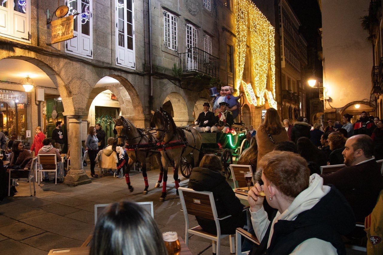Las fiestas do Entroido comienzan con el desfile de Meco por las rúas de Santiago y el pregón de las xenerais do Ulla Lucía Domínguez y Alba Dosantos Las fiestas do Entroido comienzan con el desfile de Meco por las rúas de Santiago y el pregón de las xenerais do Ulla Lucía Domínguez y Alba Dosantos