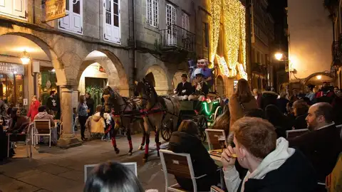 Las fiestas do Entroido comienzan con el desfile de Meco por las rúas de Santiago y el pregón de las xenerais do Ulla Lucía Domínguez y Alba Dosantos Las fiestas do Entroido comienzan con el desfile de Meco por las rúas de Santiago y el pregón de las xenerais do Ulla Lucía Domínguez y Alba Dosantos