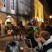 Las fiestas do Entroido comienzan con el desfile de Meco por las rúas de Santiago y el pregón de las xenerais do Ulla Lucía Domínguez y Alba Dosantos Las fiestas do Entroido comienzan con el desfile de Meco por las rúas de Santiago y el pregón de las xenerais do Ulla Lucía Domínguez y Alba Dosantos