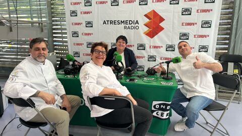 Marta Llinares con los cocineros Jaume Pinet, M&oacute;nica Elordi y Leandro Garc&iacute;a. Mostra de Cuina