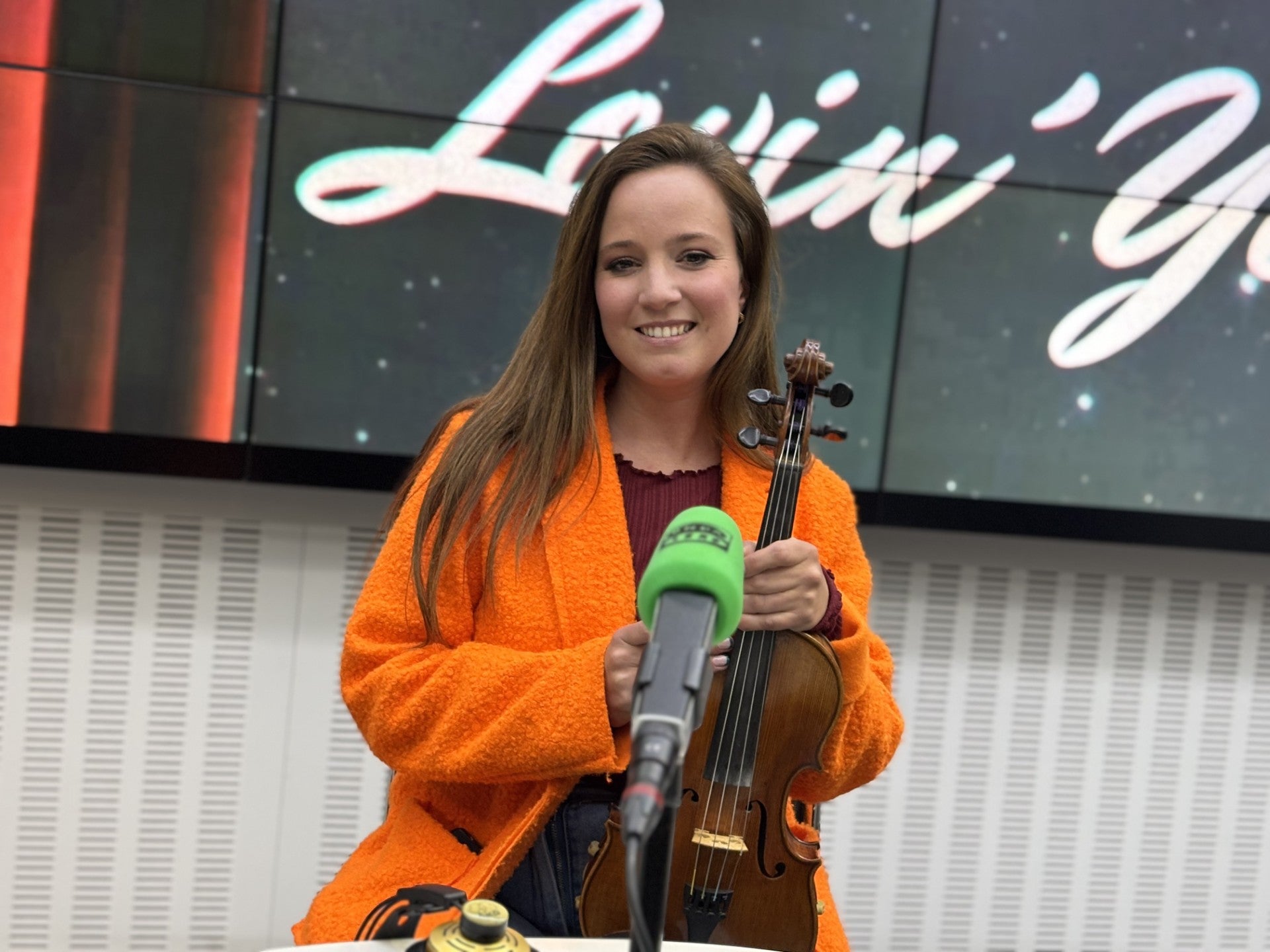 Cuando la música se convierte en historia, el arte se funde con la emoción. Esta noche, en LOVIN’ YOU, recibimos a la violinista que ha conquistado el mundo con su talento y su historia de superación.