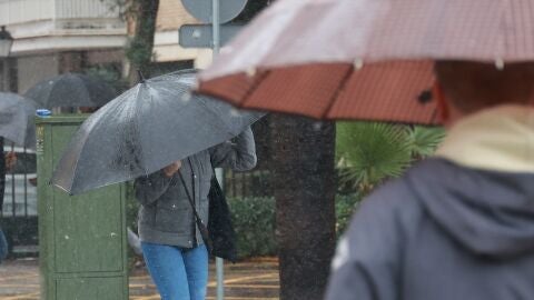 Personas con paraguas por la lluvia.