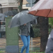 Personas con paraguas por la lluvia. Personas con paraguas por la lluvia.