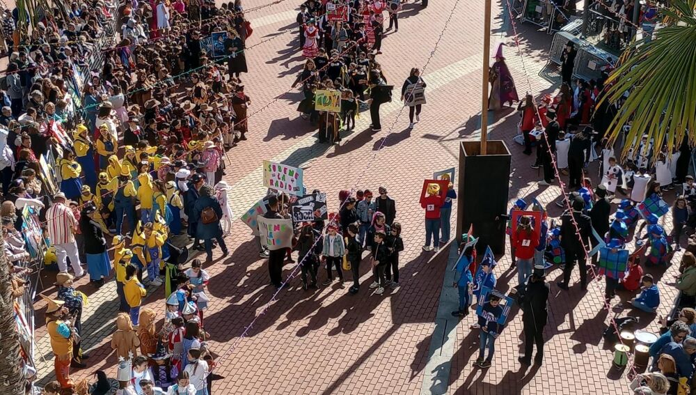 El carnaval escolar abrió la festividad carnavalero de Luarca, mañana el plato fuerte.