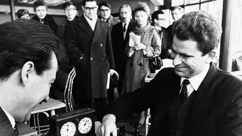 Partida de ajedrez entre el yugoslavo Svetozar Gligoric, y el soviético Boris Spassky (derecha), durante el 41º Congreso Internacional Anual de Ajedrez en marzo de 1966. Partida de ajedrez entre el yugoslavo Svetozar Gligoric, y el soviético Boris Spassky (derecha), durante el 41º Congreso Internacional Anual de Ajedrez en marzo de 1966.