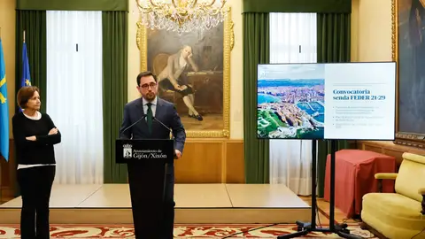 Carmen Moriyón y Jaime Fernández Paino presentan el plan para Cimadevilla Carmen Moriyón y Jaime Fernández Paino presentan el plan para Cimadevilla