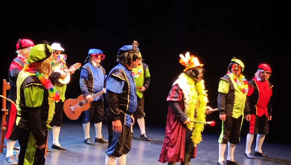 El pregonero junto a miembros de la Sociedad Gastronómica Las Penas El pregonero junto a miembros de la Sociedad Gastronómica Las Penas