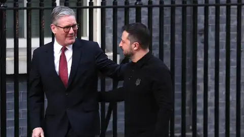 Starmer (izq.) recibe a Zelenski en Londres Starmer (izq.) recibe a Zelenski en Londres