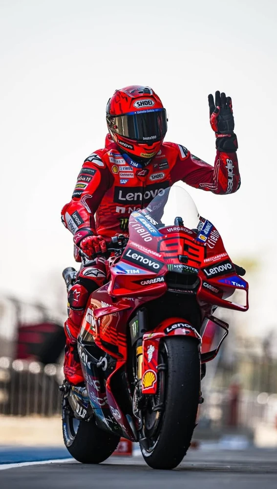 Marc Márquez saluda desde la moto tras ganar el GP de Tailandia. Marc Márquez saluda desde la moto tras ganar el GP de Tailandia.