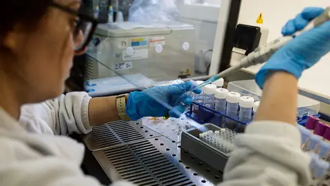 Científica trabajando en un laboratorio. Científica trabajando en un laboratorio.
