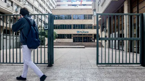 Fachada de un edificio de Muface, en Paseo de Juan XXIII, en Madrid. Fachada de un edificio de Muface, en Paseo de Juan XXIII, en Madrid.