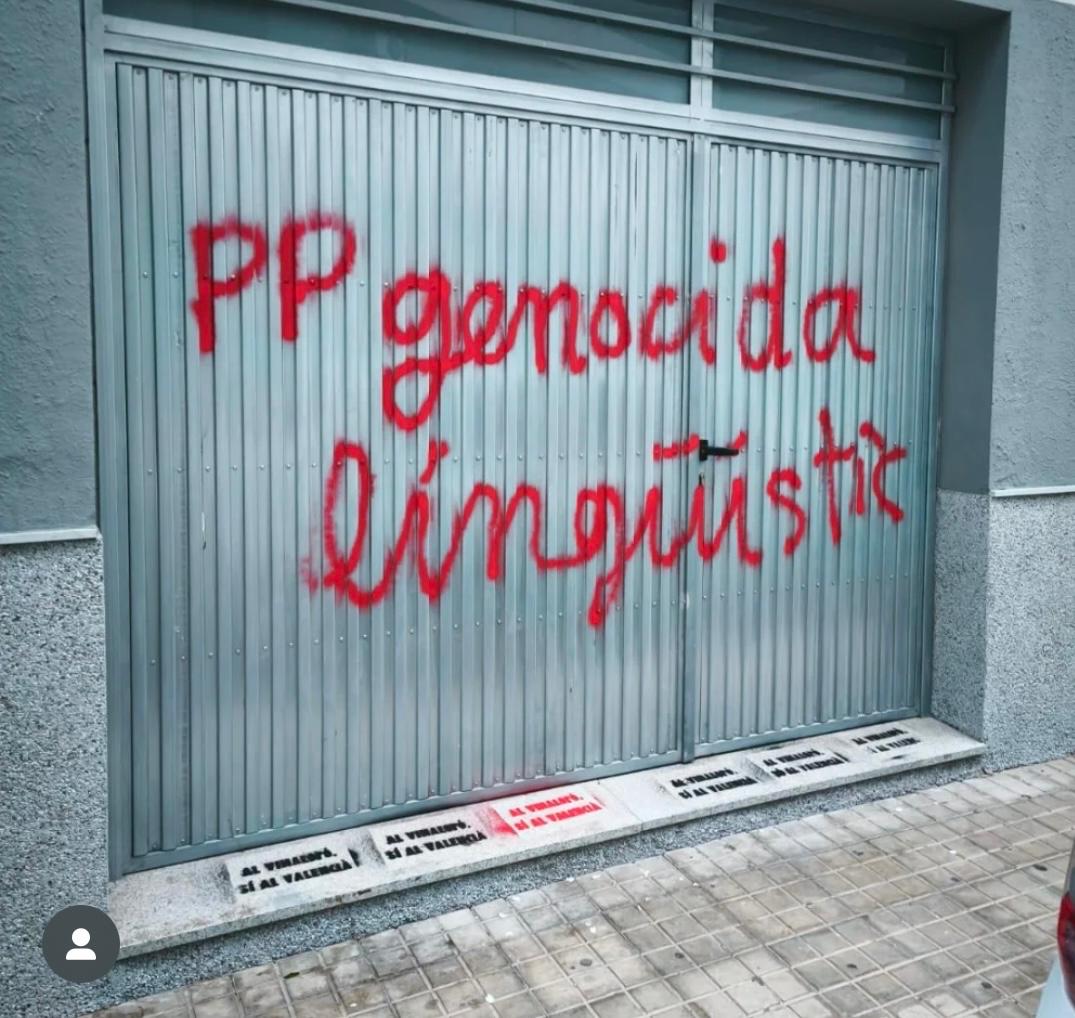 Vandalizan la sede del PP de Petrer con pintadas contra la consulta lingüística lanzada por la Generalitat Vandalizan la sede del PP de Petrer con pintadas contra la consulta lingüística lanzada por la Generalitat