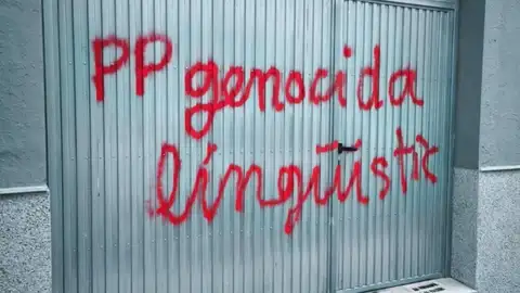 Pintadas con las que se vandalizado el acceso a la sede del PP de Petrer. Pintadas con las que se vandalizado el acceso a la sede del PP de Petrer.