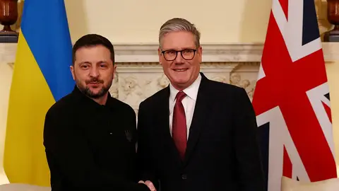 Zelenski y Starmer se dan las manos tras el encuentro. Zelenski y Starmer se dan las manos tras el encuentro.