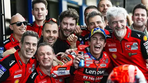 Marc Márquez celebra su victoria en el GP de Tailandia con el equipo de Ducati. Marc Márquez celebra su victoria en el GP de Tailandia con el equipo de Ducati.