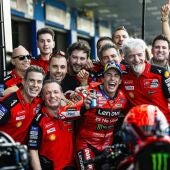 Marc Márquez celebra su victoria en el GP de Tailandia con el equipo de Ducati.