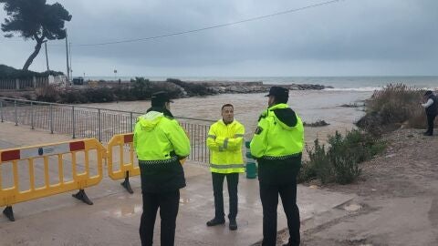 El alcalde de Burriana, Jorge Monferrer, en la zona de la playa.