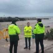 El alcalde de Burriana, Jorge Monferrer, en la zona de la playa.