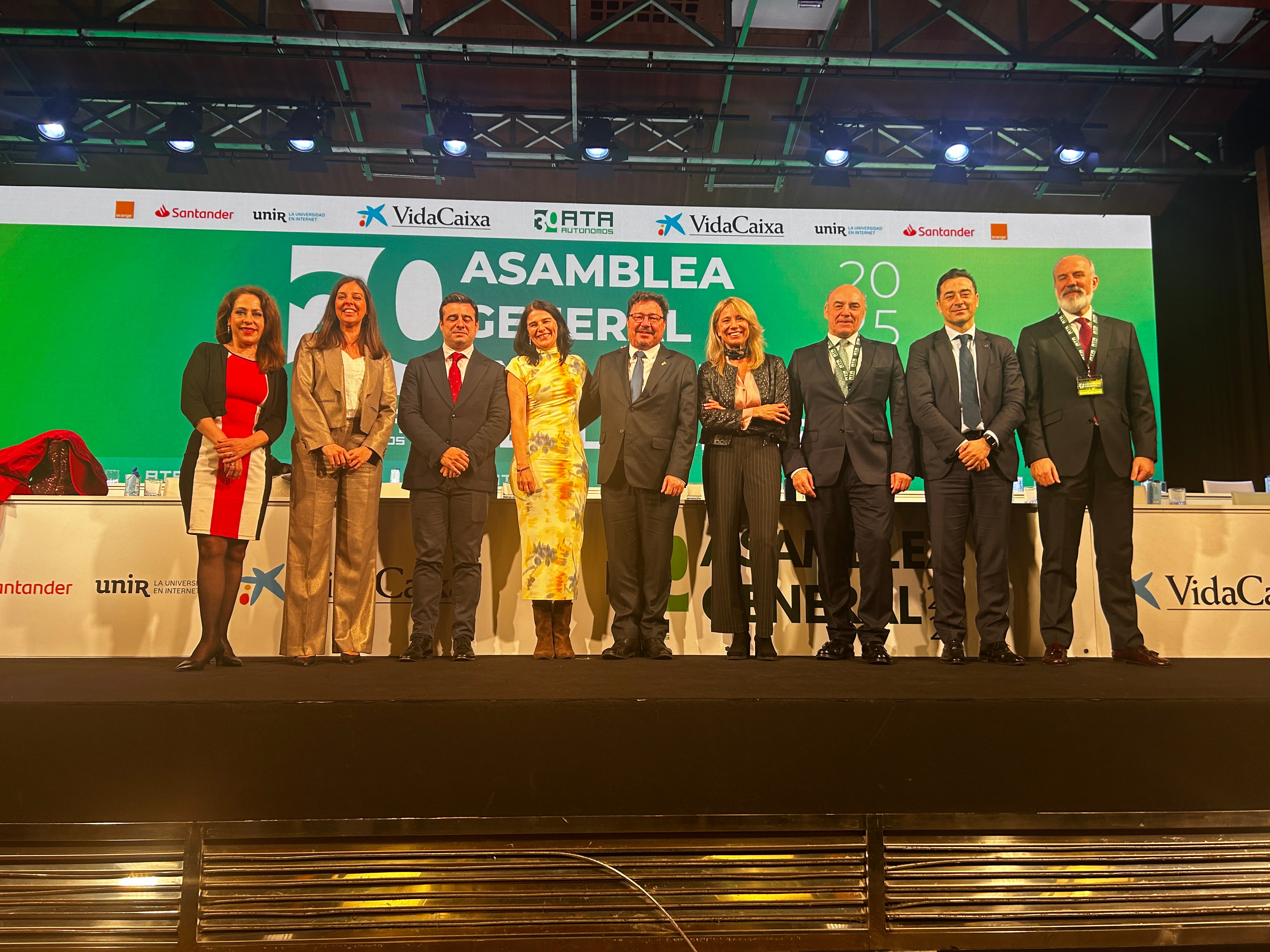 El consejero de Economía felicita a Candelaria Carrera, presidenta de ATA Extremadura, elegida vicepresidenta de la directiva nacional El consejero de Economía felicita a Candelaria Carrera, presidenta de ATA Extremadura, elegida vicepresidenta de la directiva nacional