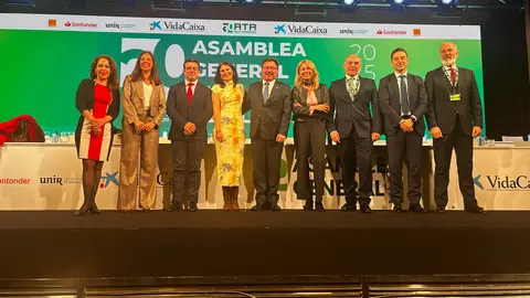 El consejero de Economía felicita a Candelaria Carrera, presidenta de ATA Extremadura, elegida vicepresidenta de la directiva nacional El consejero de Economía felicita a Candelaria Carrera, presidenta de ATA Extremadura, elegida vicepresidenta de la directiva nacional