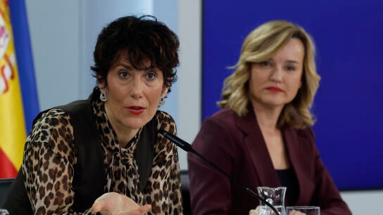 La ministra de Inclusi&oacute;n, Seguridad Social y Migraciones, Elma Saiz, y la ministra de Educaci&oacute;n y portavoz del Gobierno Pilar Alegr&iacute;a/ EFE/ JJ Guill&eacute;n
