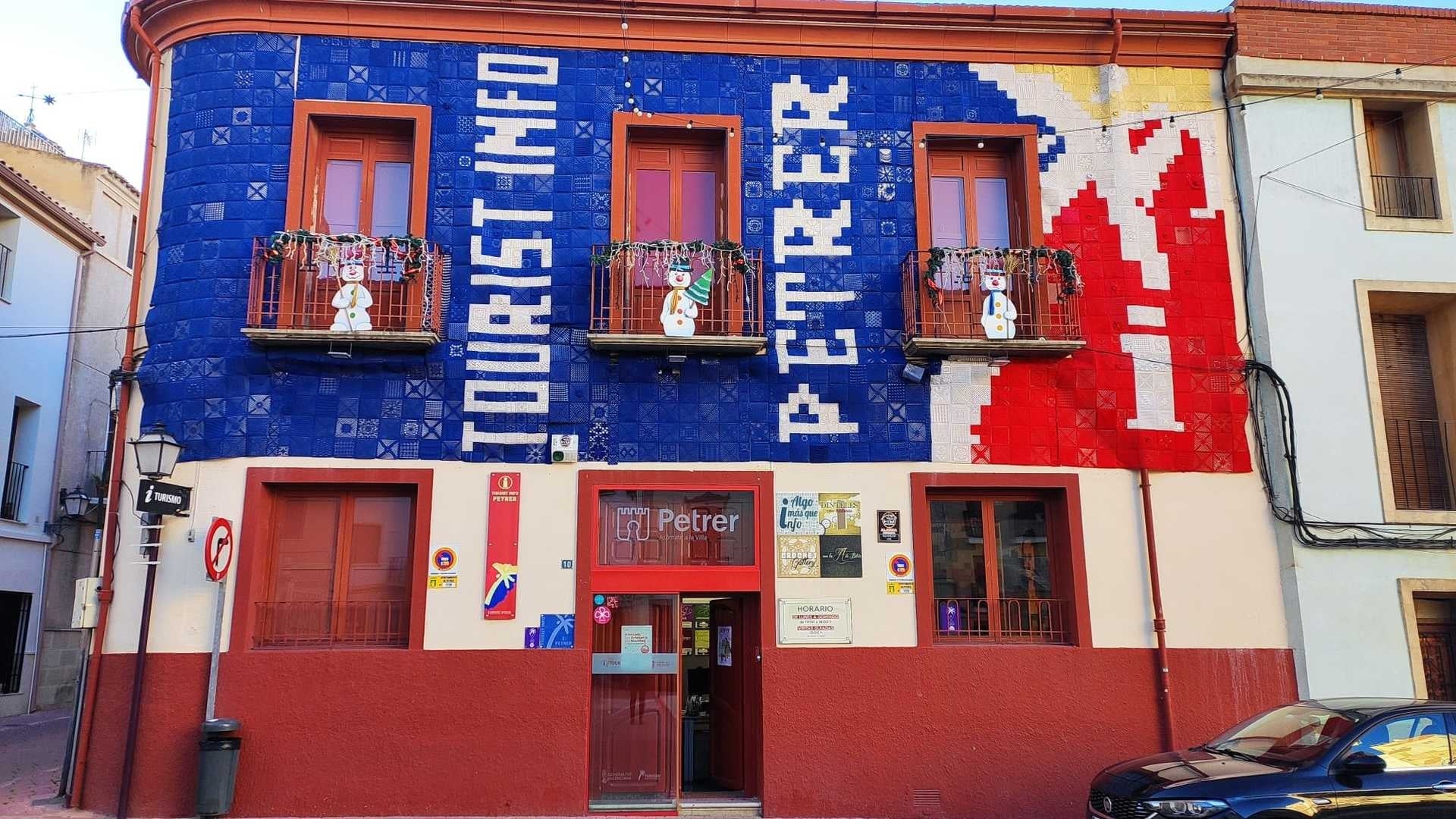 Turisme Comunitat y el Ayuntamiento de Petrer cooperarán en el funcionamiento de la Tourist Info de la localidad Turisme Comunitat y el Ayuntamiento de Petrer cooperarán en el funcionamiento de la Tourist Info de la localidad