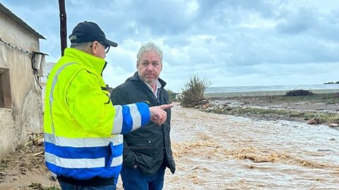 Ginés Campillo, alcalde de Mazarrón, inspeccionando la zona afecta por las lluvias Ginés Campillo, alcalde de Mazarrón, inspeccionando la zona afecta por las lluvias