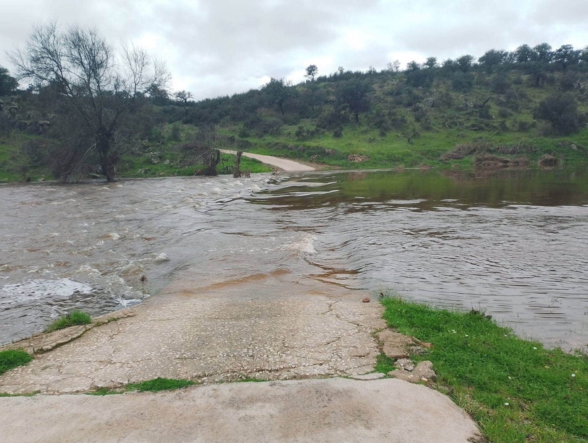 La crecida del río Salor deja aislados, de nuevo, a los vecinos de la Finca Cuartos del Baño de Cáceres La crecida del río Salor deja aislados, de nuevo, a los vecinos de la Finca Cuartos del Baño de Cáceres
