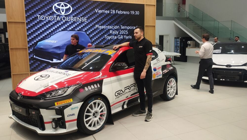 Brais Garrido y Avelino González con su nuevo coche en las instalaciones de Toyota Ourense