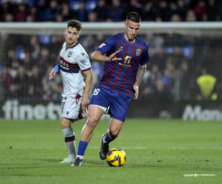 Barzic, baja en el Elche-Eldense por la 'cláusula del miedo'... y por su convocatoria con Croacia sub-21 Barzic, baja en el Elche-Eldense por la 'cláusula del miedo'... y por su convocatoria con Croacia sub-21