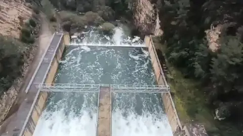 La presa de Ulldecona vierte por aliviadero, Regajo y Algar siguen desaguando y María Cristina asume bien el caudal La presa de Ulldecona vierte por aliviadero, Regajo y Algar siguen desaguando y María Cristina asume bien el caudal