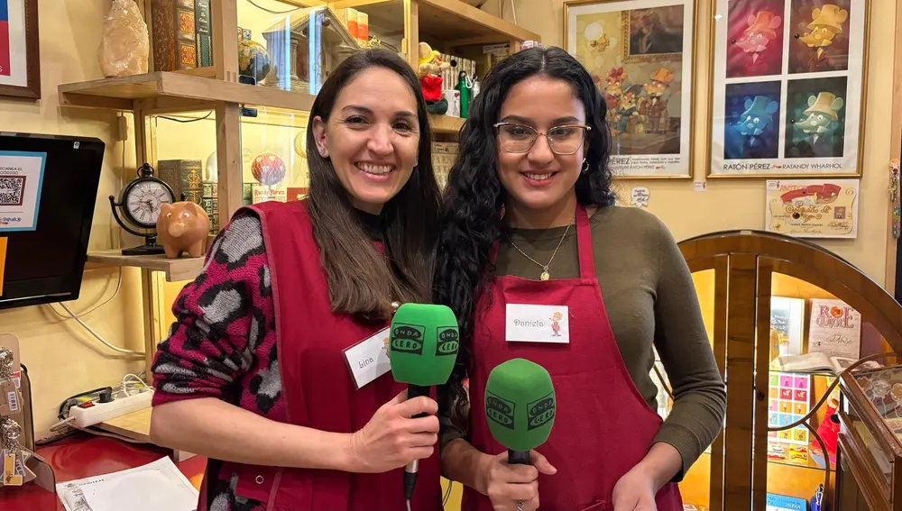 Lina y Daniela, trabajadoras de la casa del Ratón Pérez Lina y Daniela, trabajadoras de la casa del Ratón Pérez