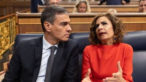 Pedro S&aacute;nchez y Mar&iacute;a Jes&uacute;s Montero en el Congreso de los Diputados