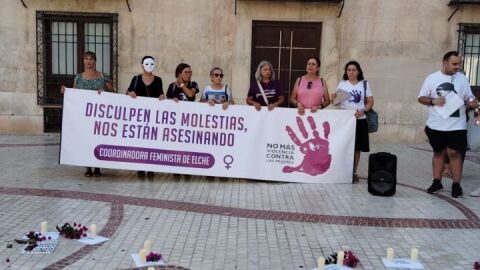 Concentraci&oacute;n contra la violencia de g&eacute;nero en Elche