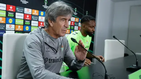 Manuel Pellegrini y Cédric Bakambu, en la sala de prensa del Estadio Benito Villamarín. Manuel Pellegrini y Cédric Bakambu, en la sala de prensa del Estadio Benito Villamarín.