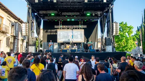 El festival Alcalá Suena no celebrará su décimo aniversario, al menos en el formato y fechas habituales Actuación de una banda en el festival Alcalá Suena