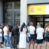Persones migrants fent cua en una seu de la delegació del Govern d'Espanya per renovar el NIE Persones migrants fent cua en una seu de la delegació del Govern d'Espanya per renovar el NIE