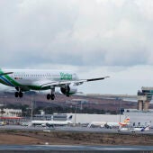 Las fuertes lluvias que se han registrado este martes en parte de la isla de Gran Canaria han dejado a su aeropuerto temporalmente inoperativo, y más tarde con su capacidad reducida a una sola pista